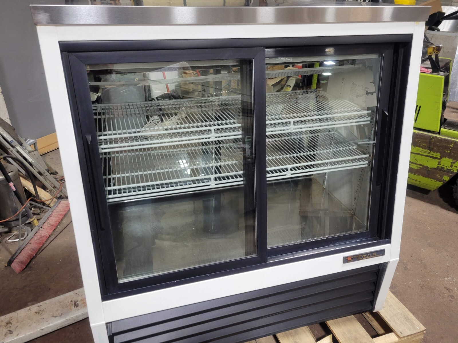 TRUE TSID-48-4 DELI DISPLAY REFRIGERATOR 3 FRONT & REAR DOORS
