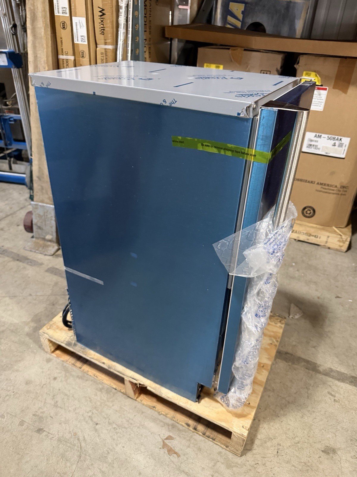 Hoshizaki AM-50BAK Undercounter Top Hat Ice Maker (Minor Cosmetic Dent In Rear)