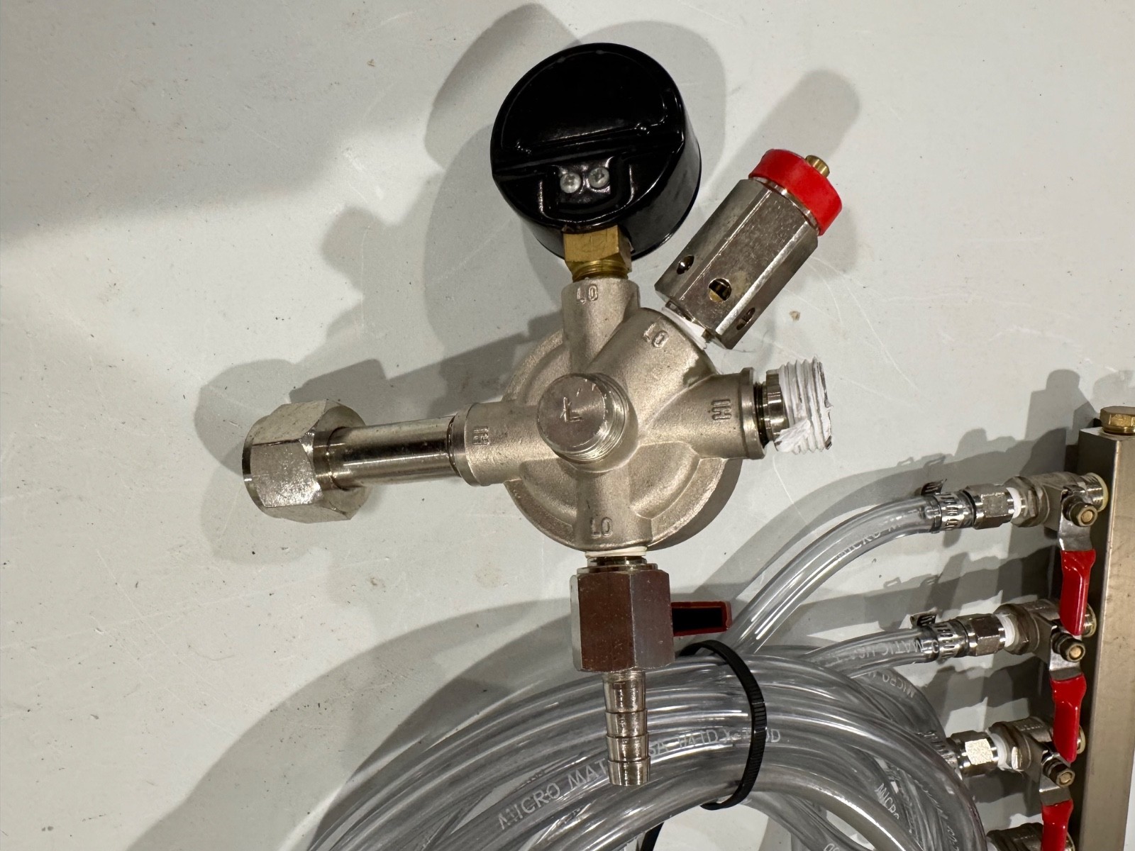 Micro Matic Beer Regulator and CO2 Distributor