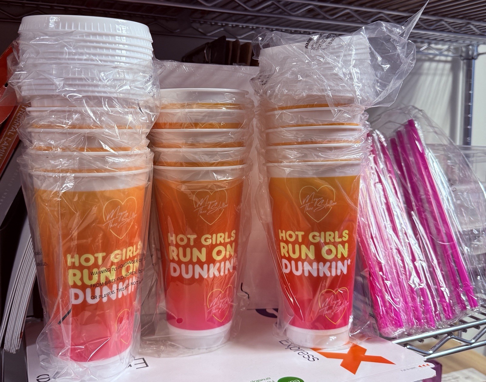 Dunkin Hot Girls Run On Dunkin 24 oz Plastic Cup w Lid & Straw Combo 08205