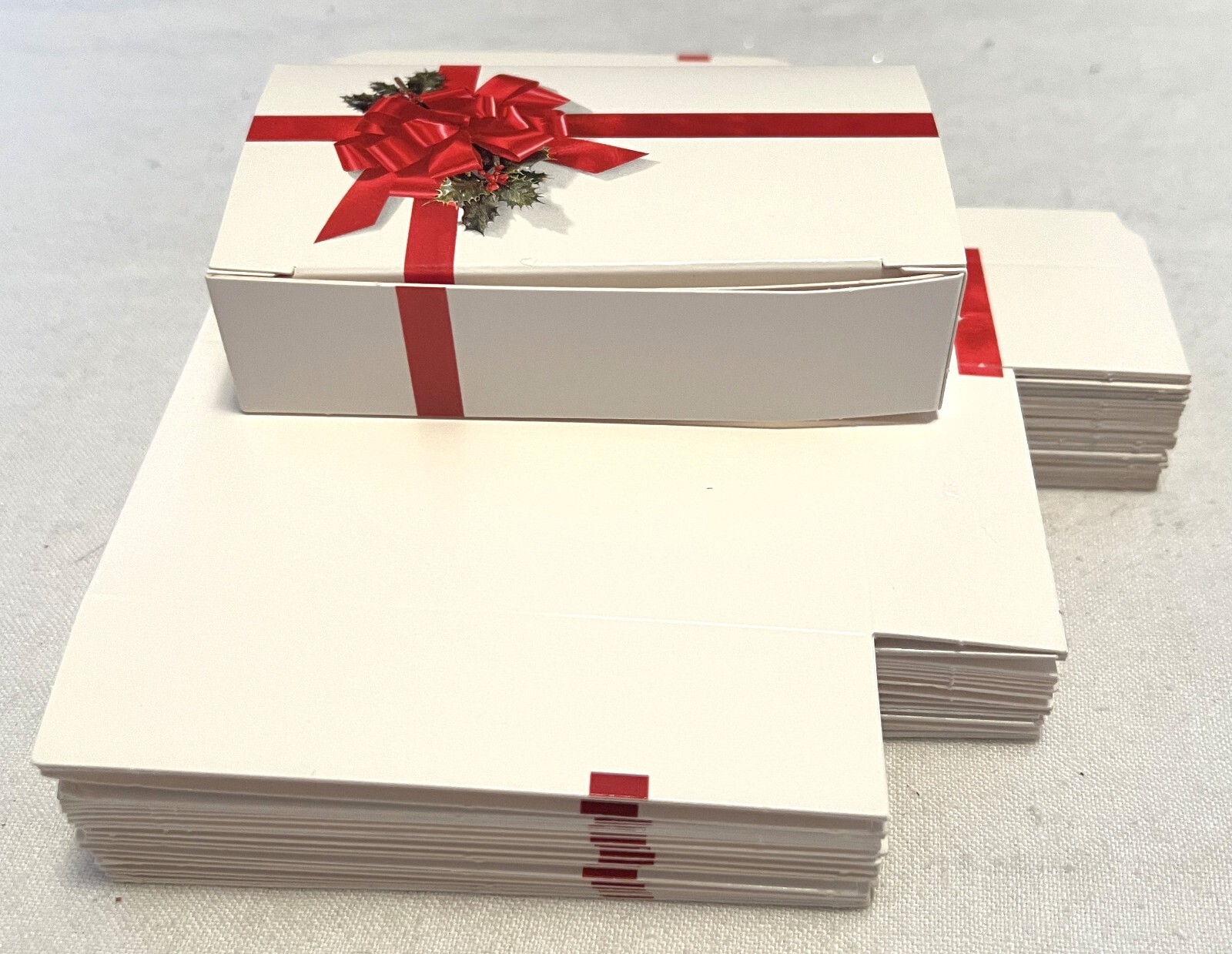 Case – 1/4 lb. Candy Box – One Piece Folding- Ribbon and Holly – 250 Boxes