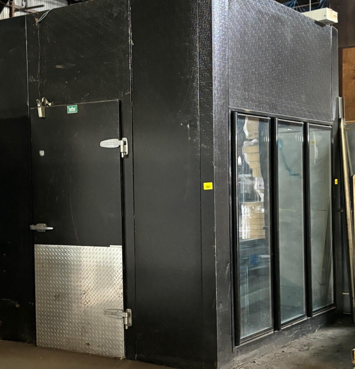Used walk in cooler 3-glass display doors with new refrigeration system – A00563