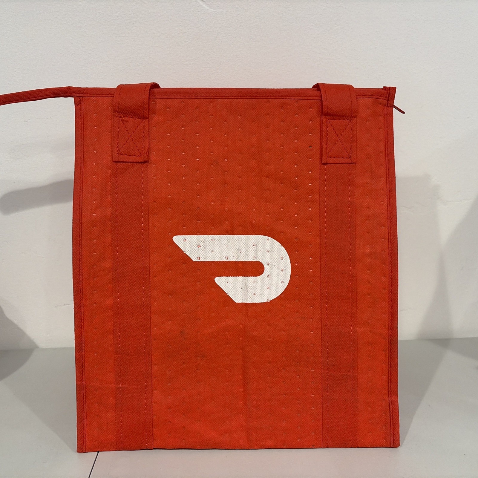 DoorDash insulated delivery bag for drinks or food zipper hot cold temperature