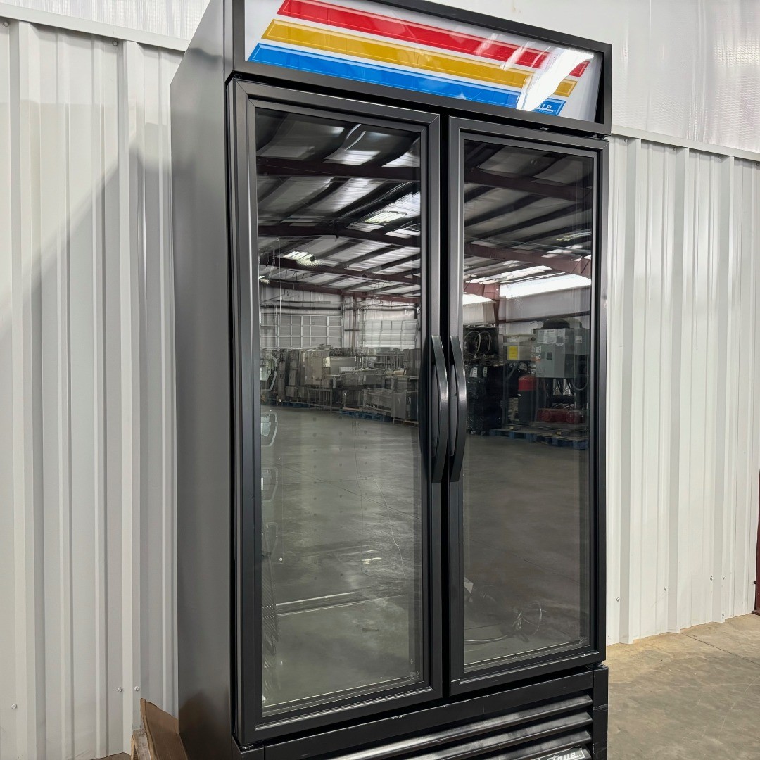 True GDM-35 Glass Door Merchanider Clean No Racks