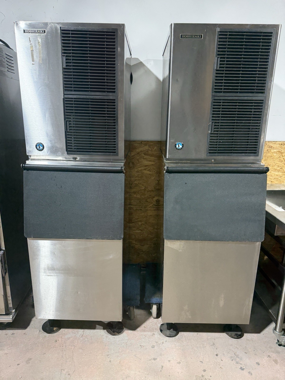 Hoshizaki KM-350MAJ 22″ Air-Cooled Crescent Cube Ice Machine Head with Ice Bin