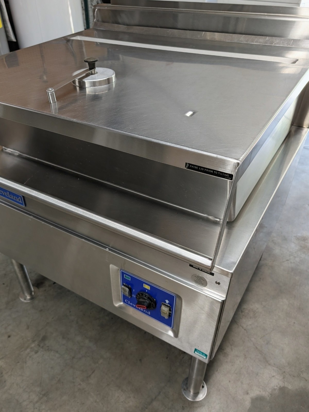 Cleveland SGL-30-TR Natural Gas 30 Gallon Tilt Skillet Braising Pan