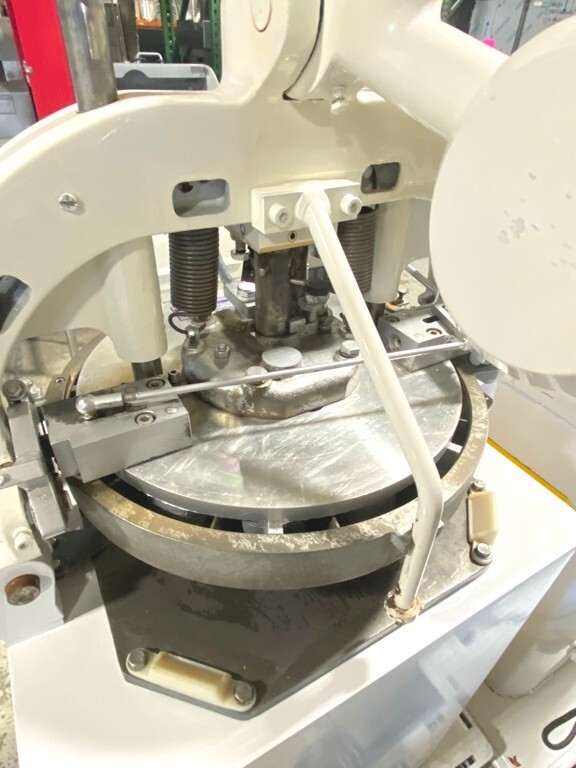 Dough Divider & Rounder/ Nussex / Eberhardt Model P7U Semi Automatic 26 Cut