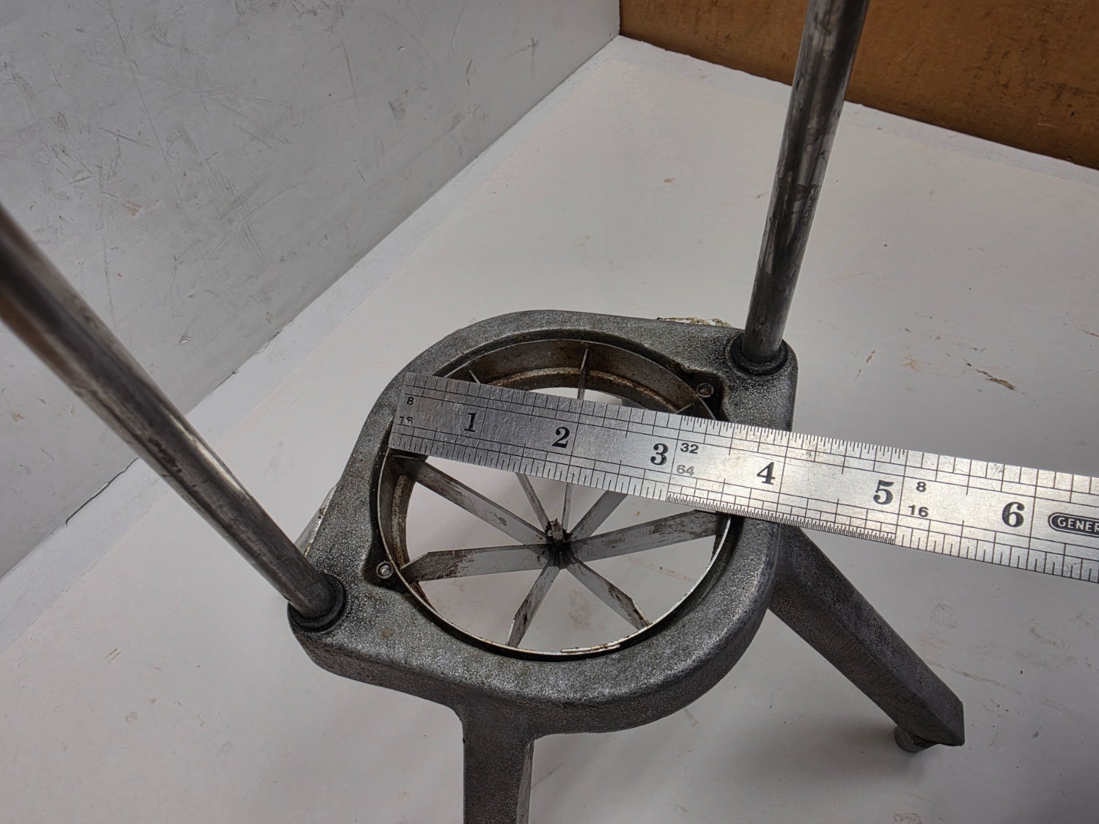 Nemco 55550-8 8 Section Easy Wedger (Wedgemaster) Fruit / Vegetable Wedge Cutter