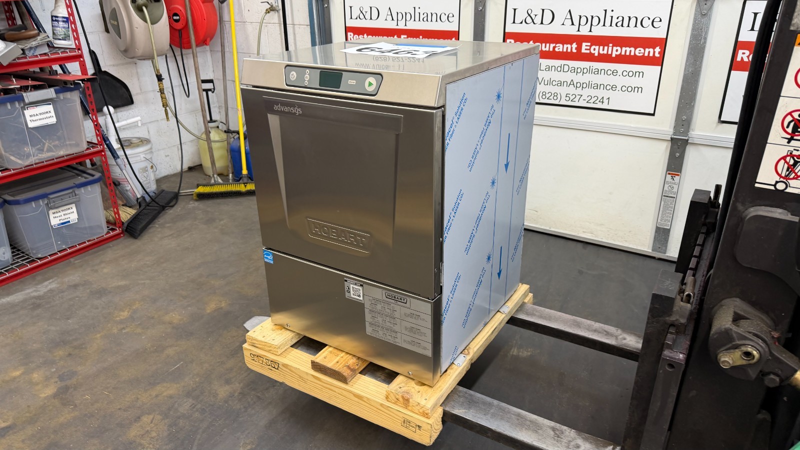 6463 New – Warranty – Hobart Undercounter High Temp Dishwasher, LXeR-1 Advansys