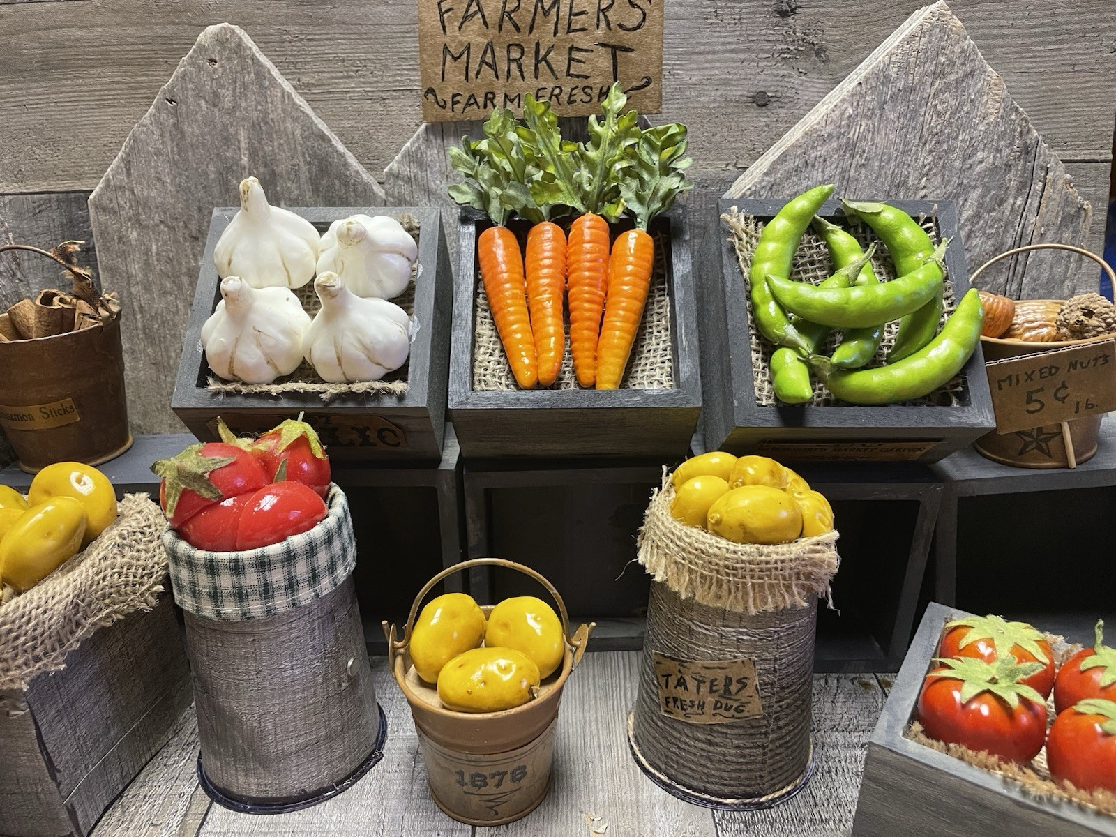 PRIMITIVE FARMHOUSE KITCHEN DECOR MINI VEGETABLES IN FARM MARKET CRATE CARROTS