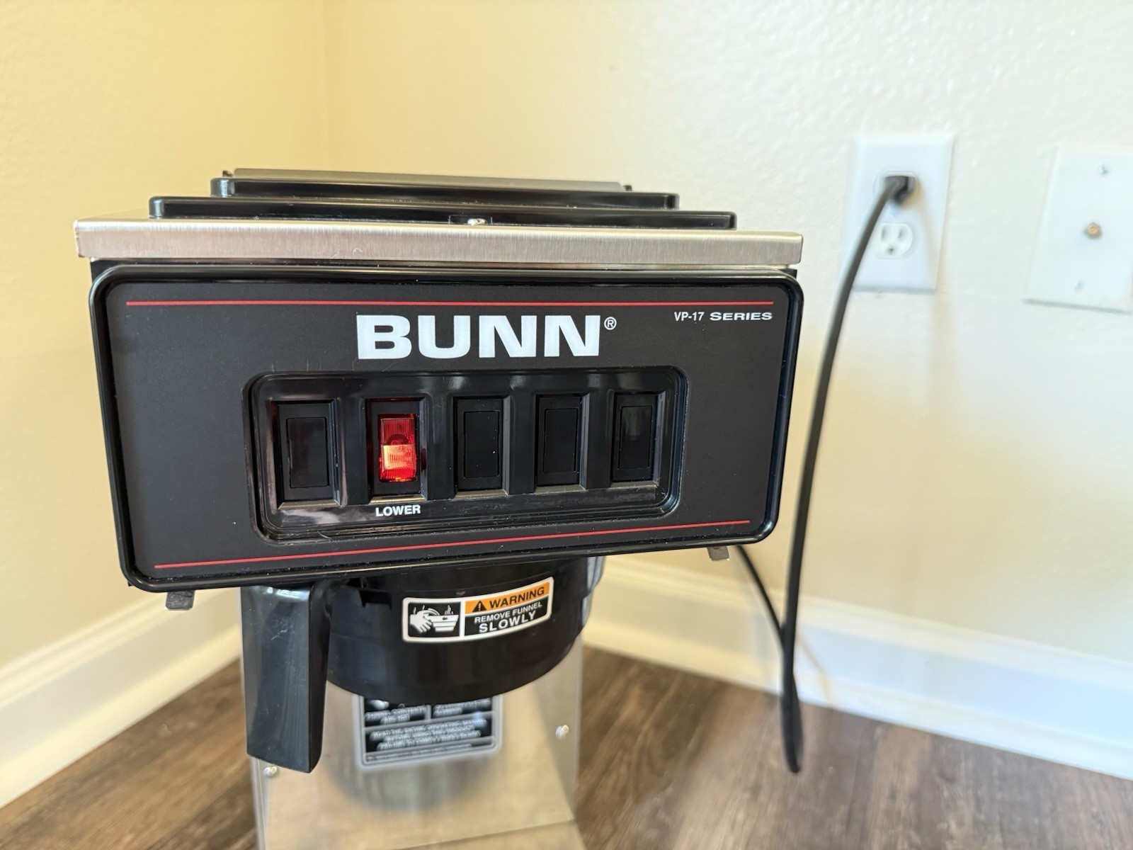 BUNN VP17-1 SST Decanter Pourover Coffee Brewer 1 Warmer Electric NSF/UL
