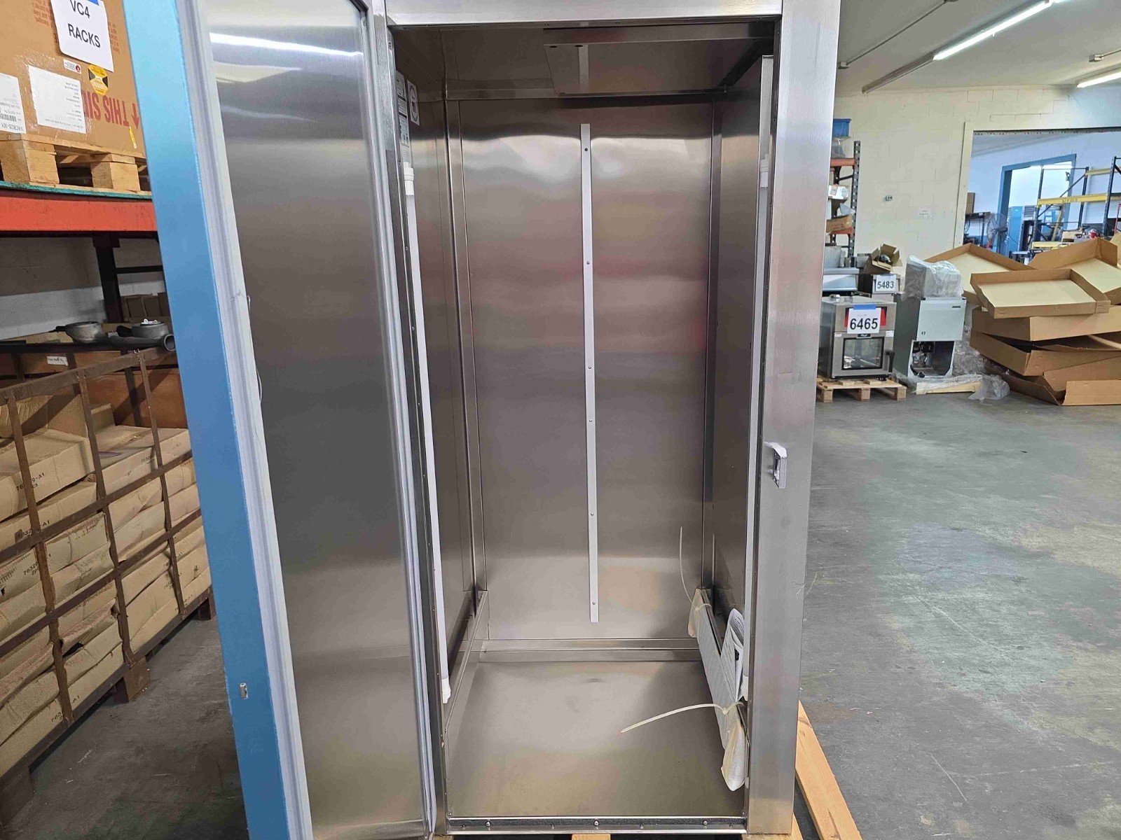 6495 New Old Stock Traulsen – Keg Cooler – 1-Door Cooler Roll In RRI132HUT-FHS