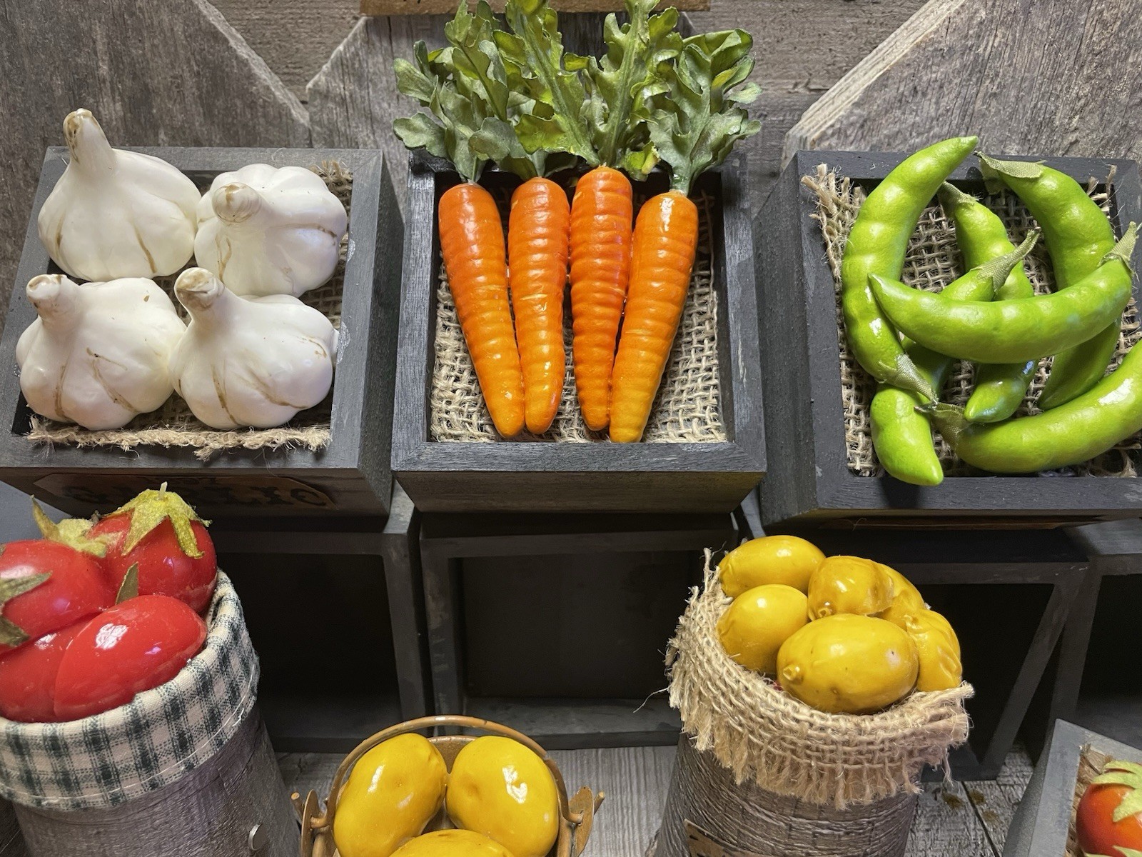 PRIMITIVE FARMHOUSE KITCHEN DECOR MINI VEGETABLES IN FARM MARKET CRATE CARROTS