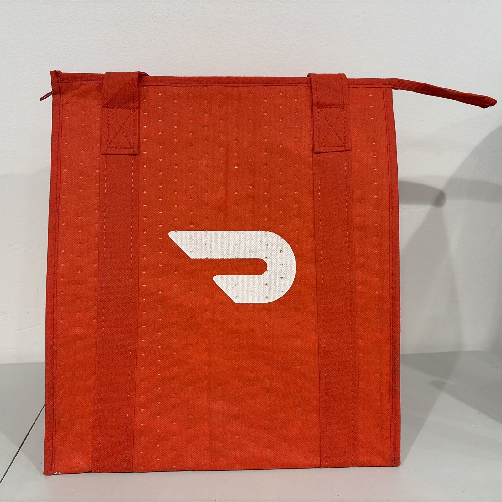 DoorDash insulated delivery bag for drinks or food zipper hot cold temperature