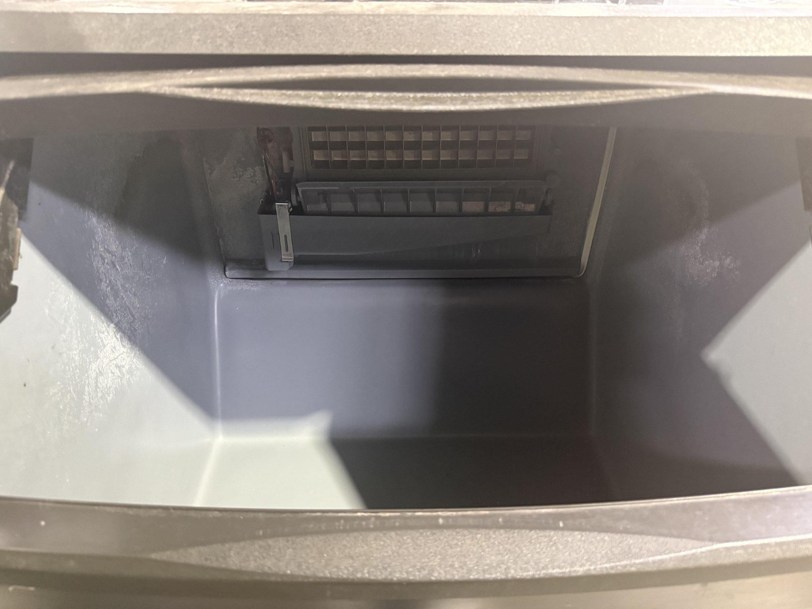 2018 MANITOWOC UDF0140A-161B 26″ AIR COOLED FULL DICE ICE MACHINE MAKER W/ BIN