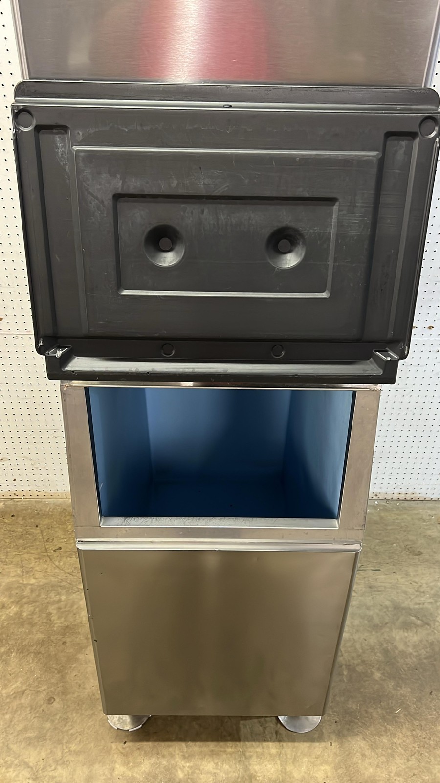 Used 22″ Hoshizaki F-801MWJ-C Water Cooled Nugget Ice Machine With 300lb Bin – 1