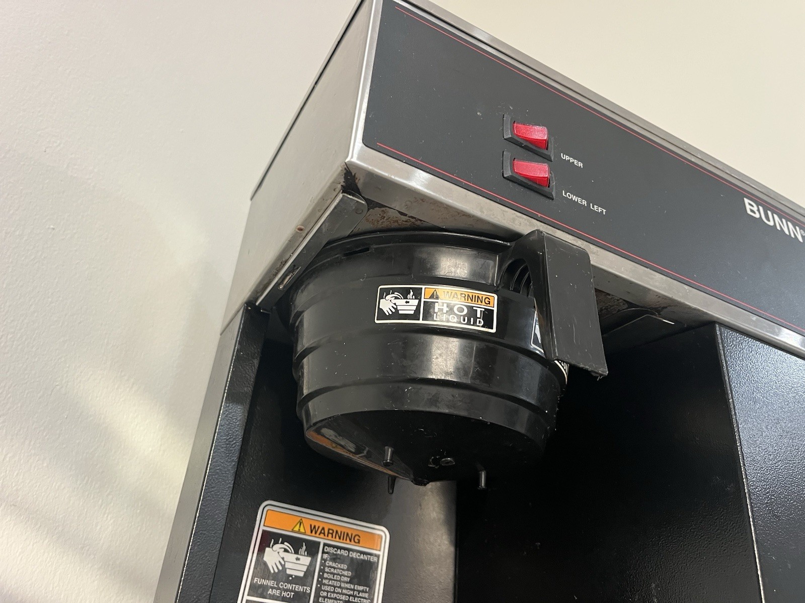 BUNN VPS BLK-LTD SW. 120V Decanter Pourover Coffee Brewer, 3 Warmers