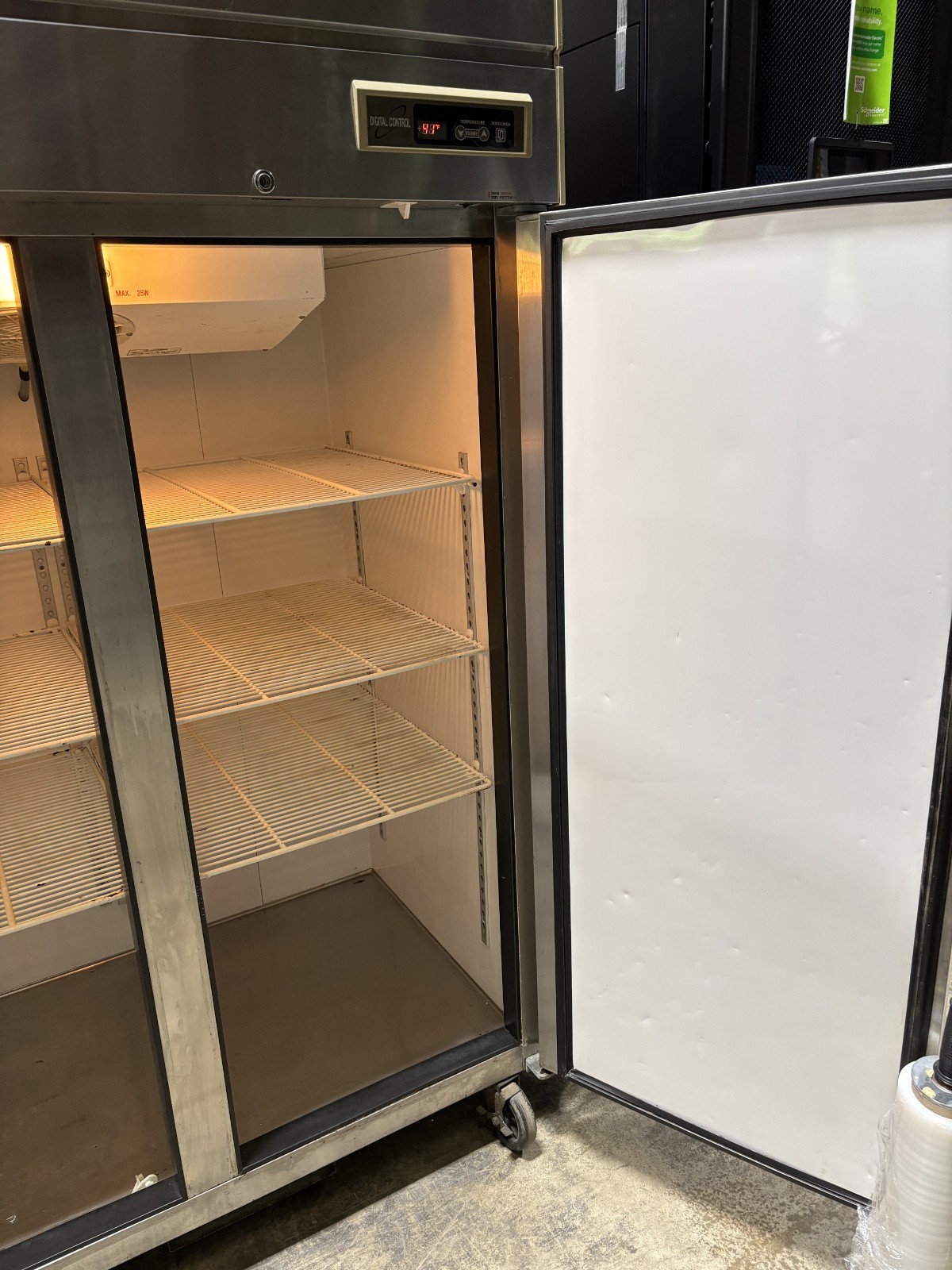 Green World Turbo Air GST-40DR 2 Solid Door 50″ Restaurant Reach-in Refrigerator