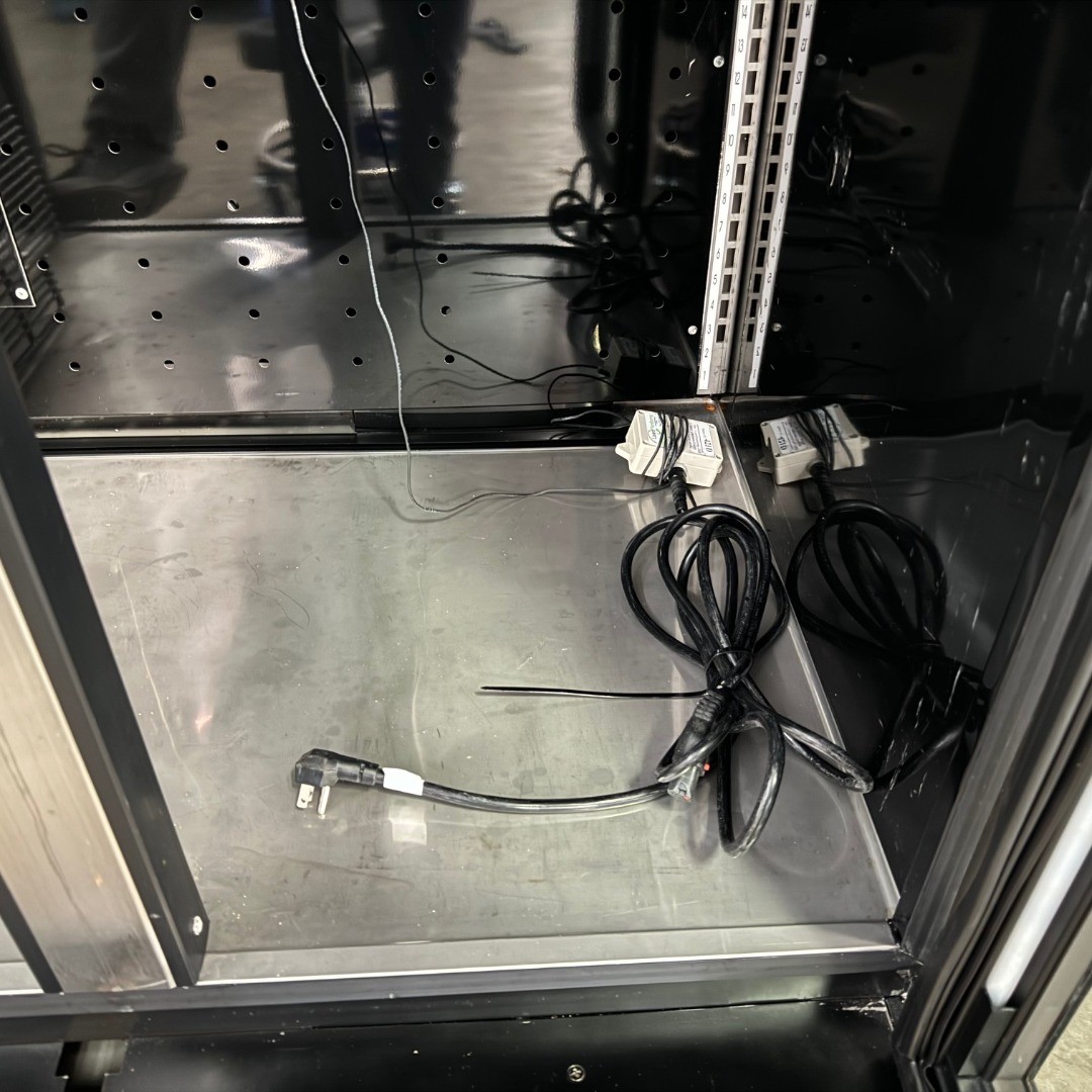 True GDM-35 Glass Door Merchanider Clean No Racks