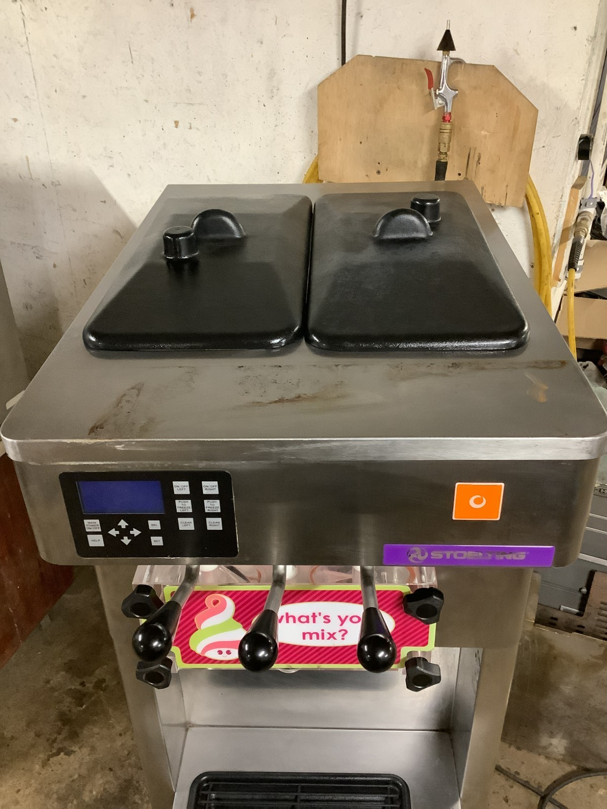 SOFT SERVE ICE CREAM/YOGURT MACHINE STOELTING F231 Water Cooled 1ph 208V Tested