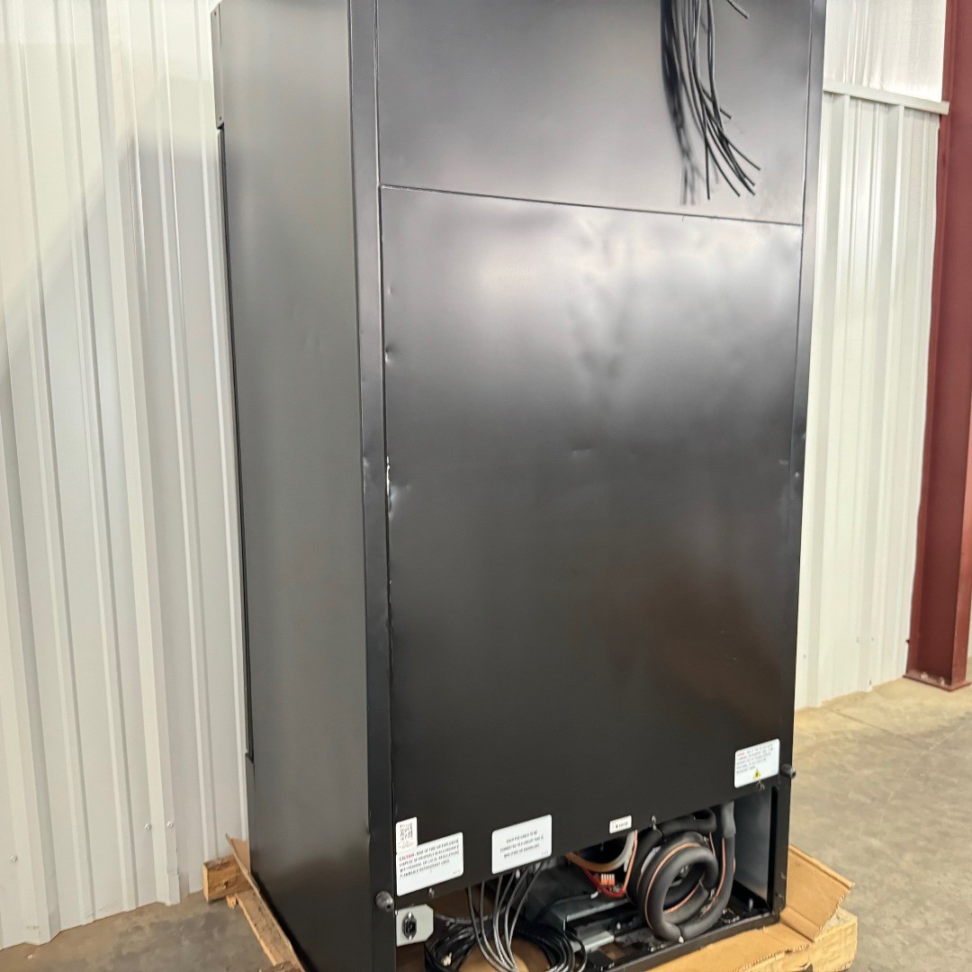 True GDM-35 Glass Door Merchanider Clean No Racks