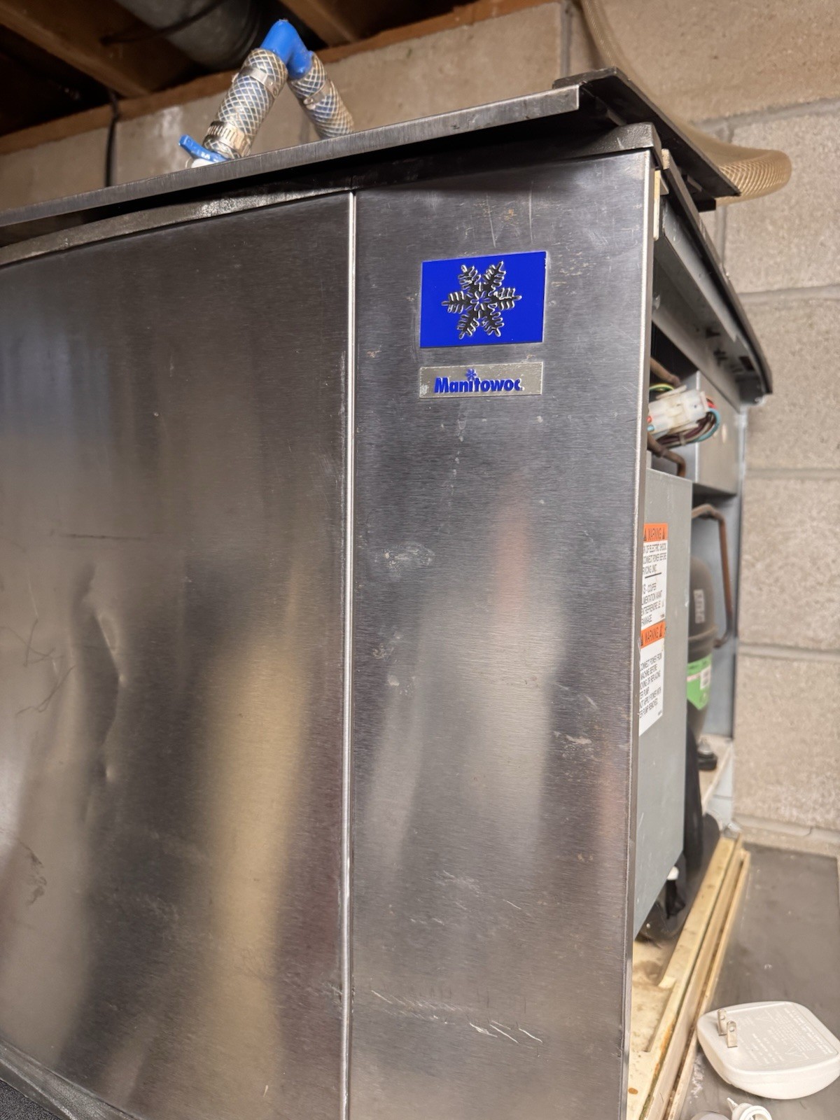 Manitowoc SD0212A Air Cooled Ice Machine 200lb Full Cube Automatic Defrost