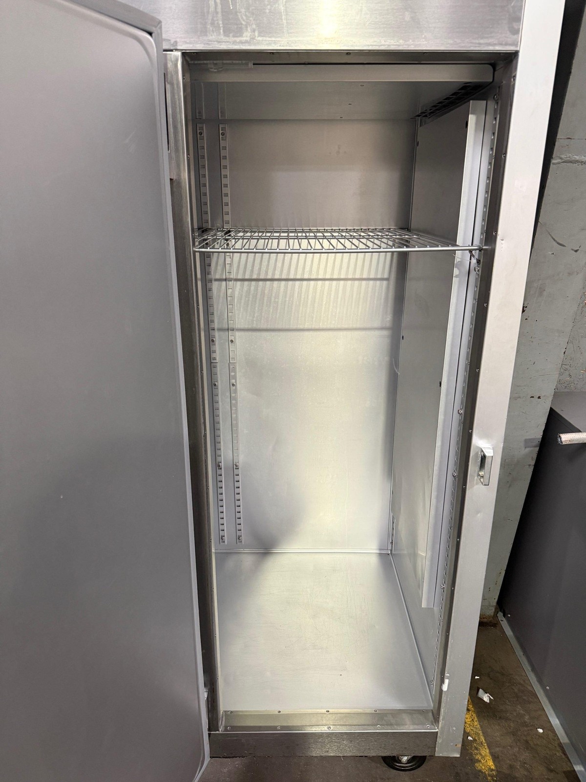 2024 TRAULSEN G31313 76 3/8″ 3 SOLID DOOR REACH IN FREEZER