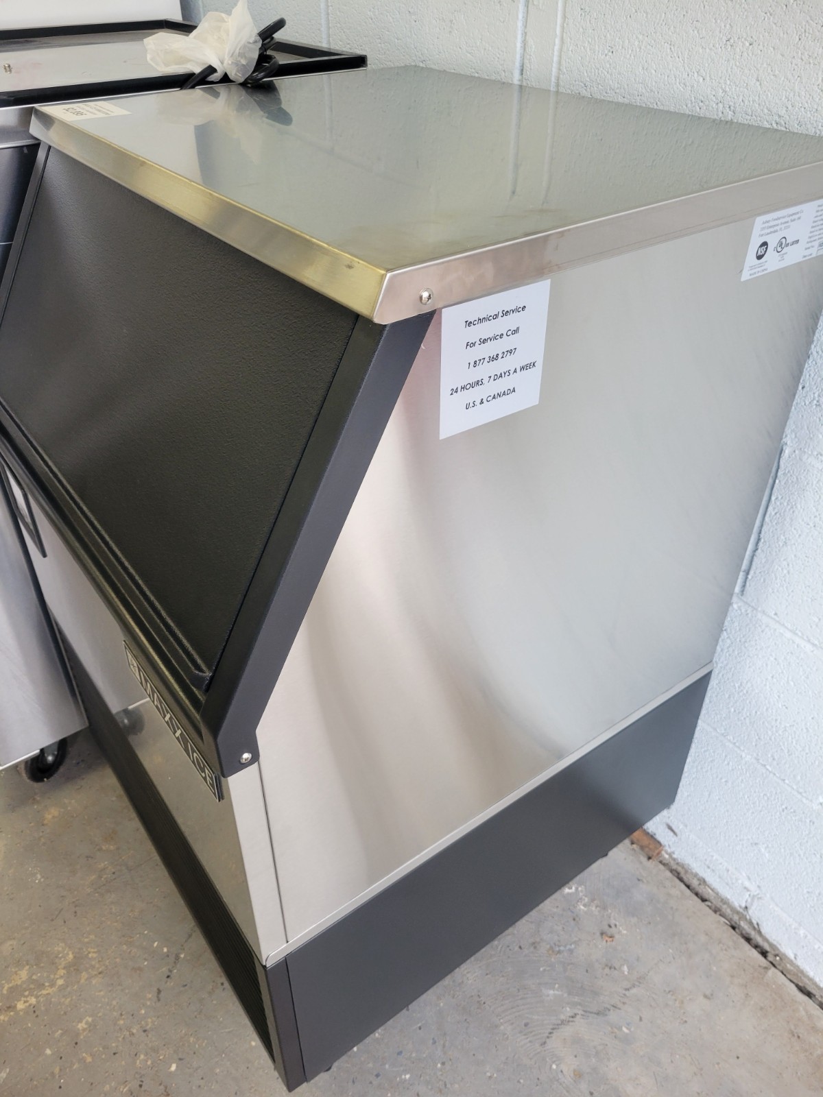 MAXX ICE MIM200NH 24″ HALF CUBE UNDERCOUNTER ICE MACHINE – 199LBS/DAY AIR COOLED