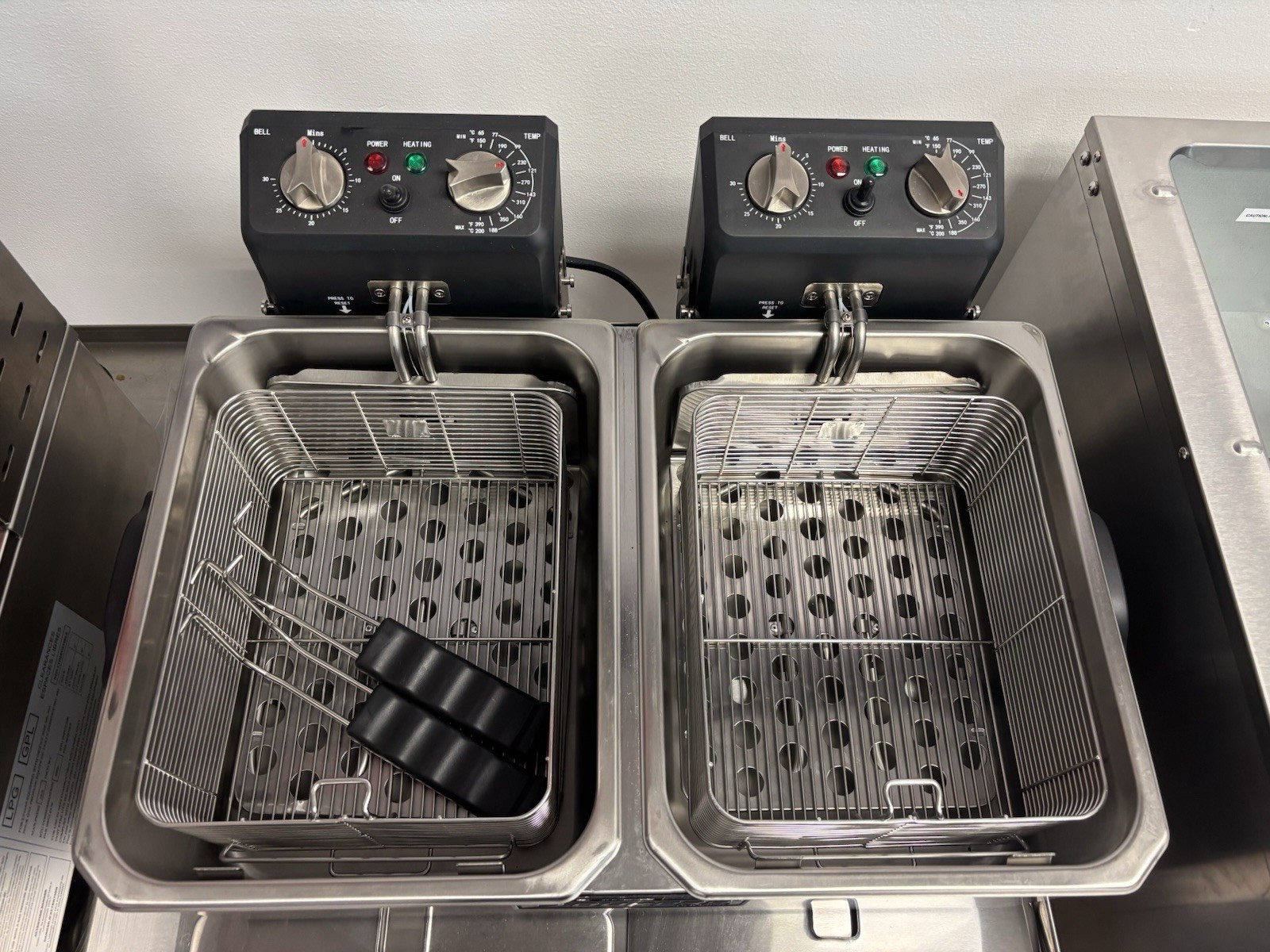 Dukers Commercial Countertop Electric Deep Fat Fryer, 2 Pots Dual Baskets